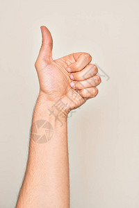 天主教青年手掌用拇指举起验证和正面符号图片