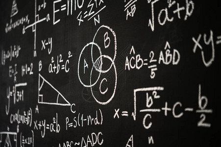 黑板上刻有物理数学和电路中的科学公式和计算科图片