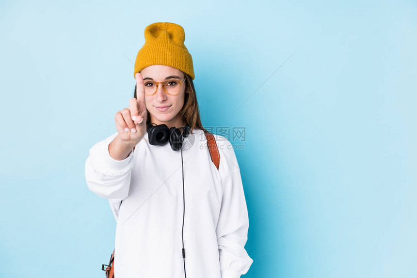 年轻的caucasian年轻女人用耳机孤立显图片