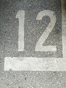 12号写在街道沥青上背景图片