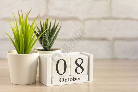 10月8日在桌子或架子上的木制日历上秋季月份的一天10图片