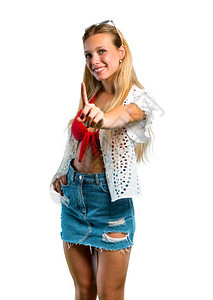 暑假时的金发女孩展出和举起一只手指在孤立的白色背景上图片