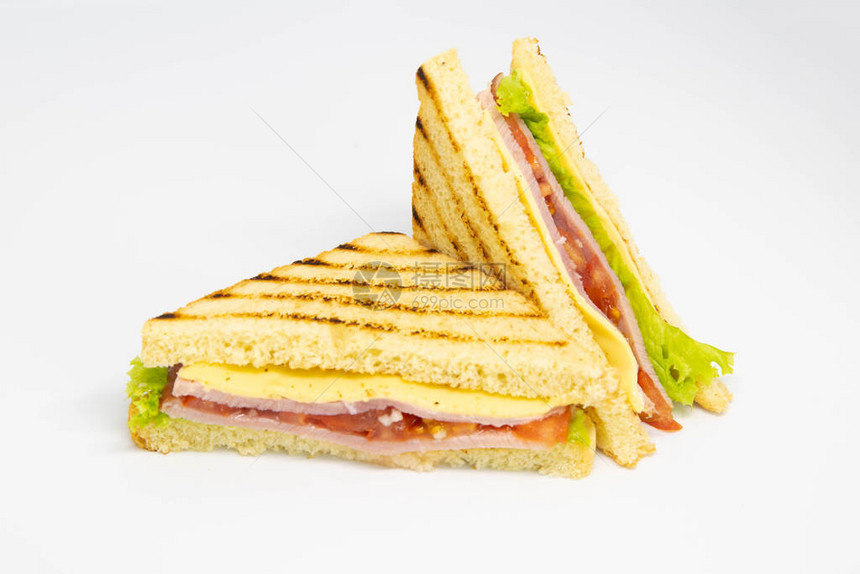 含火腿奶酪西红柿生菜和烤面包的桑威奇三明治在白色背景中隔图片