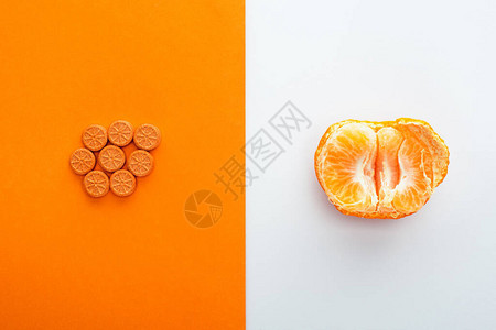白色和橙色背景的药片和图片
