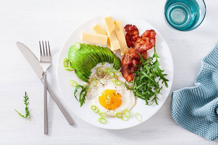 健康keto早餐鸡蛋鳄梨图片