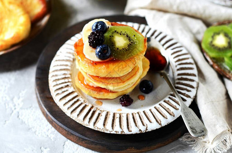 油条用蜂蜜香蕉蓝莓和猕猴桃早餐图片