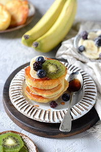 油条用蜂蜜香蕉蓝莓和猕猴桃早餐图片