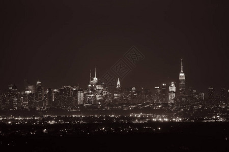 纽约市中心的天际线在晚上图片