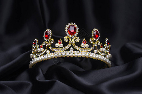 金冠上印有红宝石和珍珠图片
