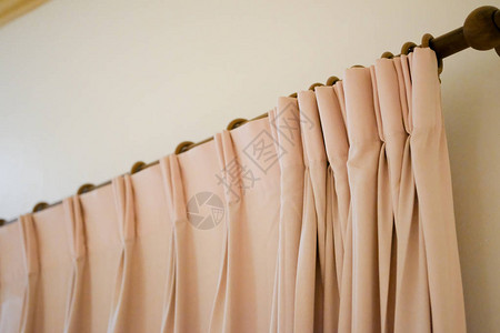 在客厅内装饰室内窗帘的粉色窗帘背景图片