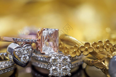 豪华金珠宝钻石和粉红色顶层铁环图片