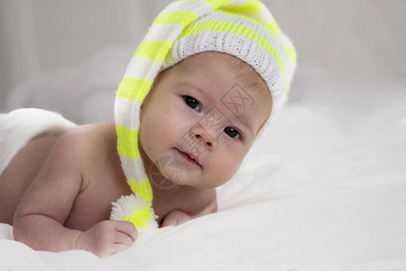 带条纹帽的2个月大婴儿肖像图片