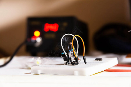 简单电路带电子元件的白色面包板电线二极管电阻器后台焊项目电工学生工作区概背景图片