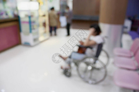 坐在轮椅上等待看医生的模糊患者图片