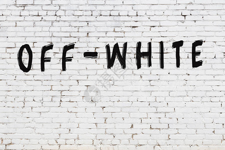 白砖墙题字灰白色手写黑色油漆背景图片