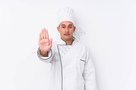 年轻的拉丁厨师与世隔绝站在伸展的手显示停图片