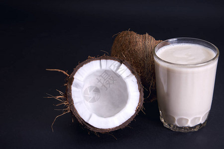 深色背景中的椰子和椰奶背景图片