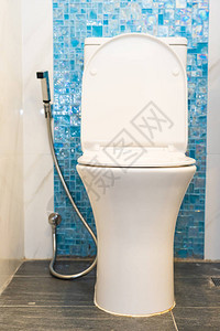 浴室的白色马桶和座椅装饰内图片