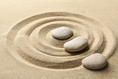 沙子上的石头有型态图片
