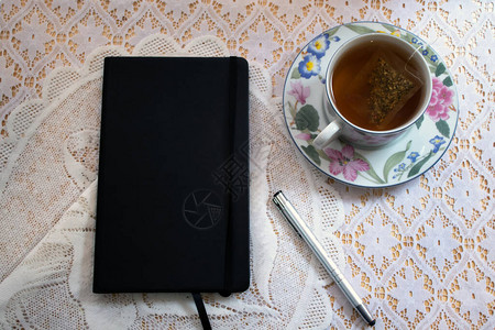 茶杯和蕾丝桌布场景图片