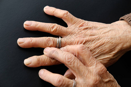80岁大寿80岁的老妇人的手有背景