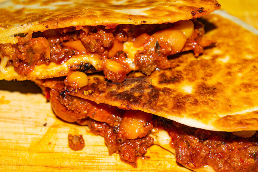 土牛肉香肠红豆甜玉米洋葱和番茄酱墨西哥传图片