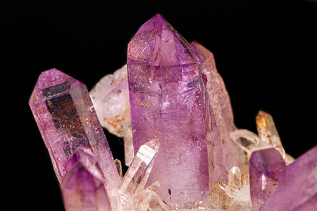 黑色背景上紫水晶矿物石的宏观特写背景图片