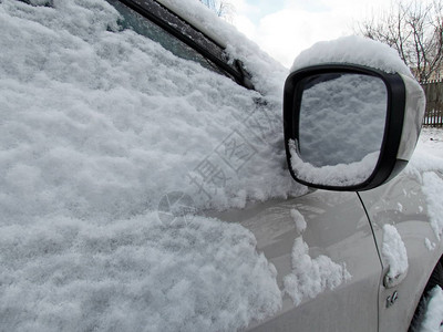 积雪的汽车后视镜特写照片车上的雪堆冬天的汽车雪图片
