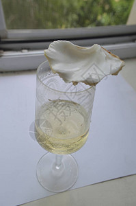 生日时香槟在杯子中的香槟在白色背图片