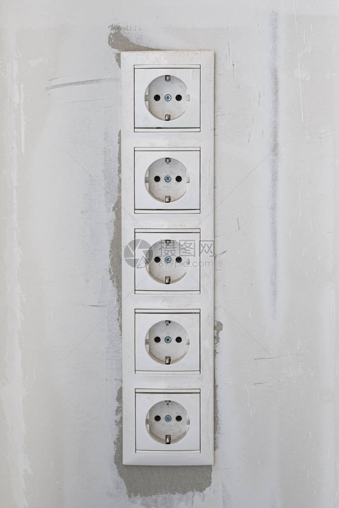 五个白色电源插座白墙上有框架作为背景图片