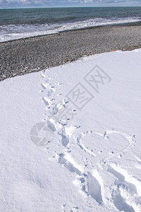 踏在白雪上图片