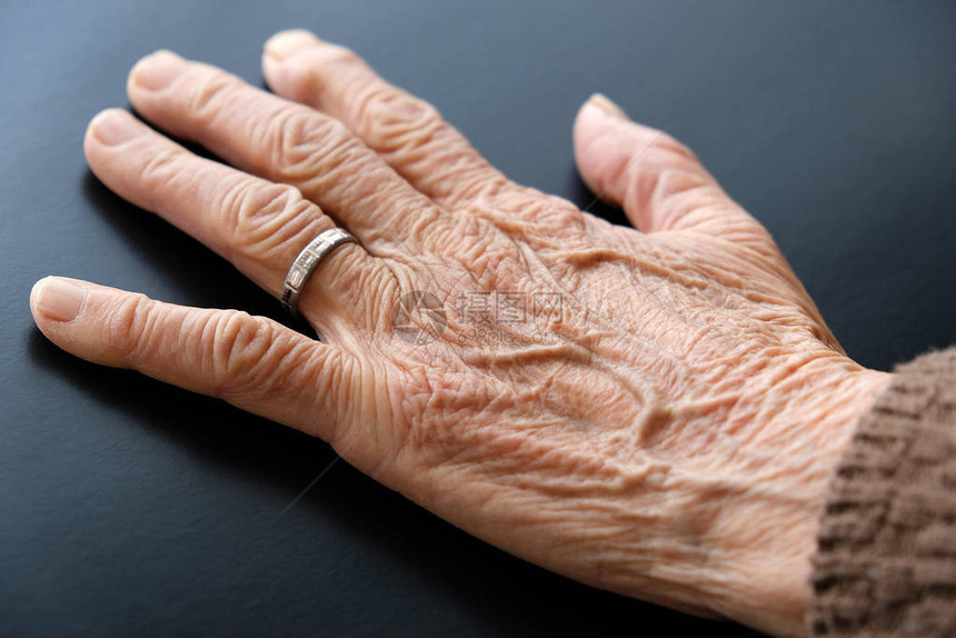 老妇人的手指上戴着戒指老妇人图片