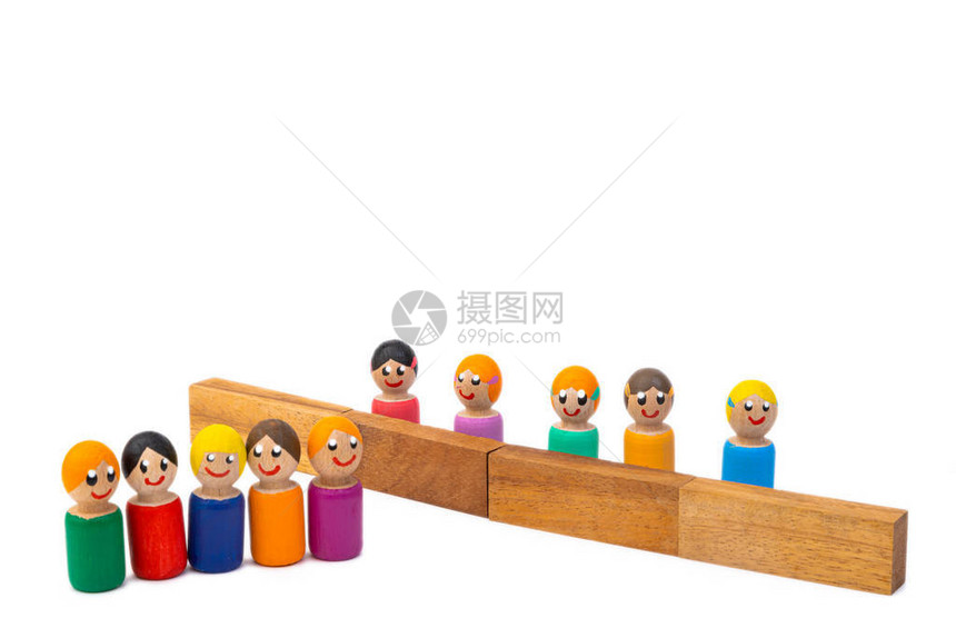 一队木制玩具被一堵高墙隔开以方式分离家庭的形象孤图片