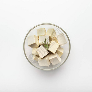 大豆腐奶酪部分的立方体以白色背景隔绝图片