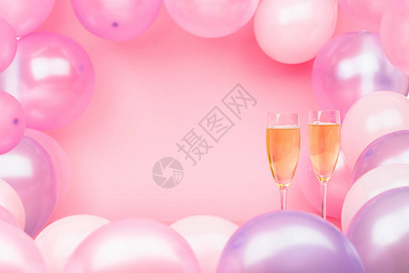 粉红色和紫色的气球图片
