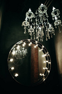 镜子中优雅的吊灯倒影图片