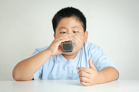 吃肥肉的胖男孩身体积蓄糖肥图片