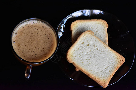 咖啡和白面包特写图片
