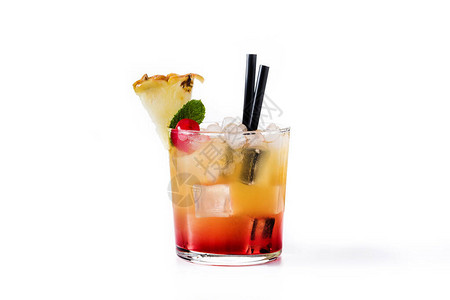冷麦泰鸡尾酒配菠萝和樱桃背景为白色图片