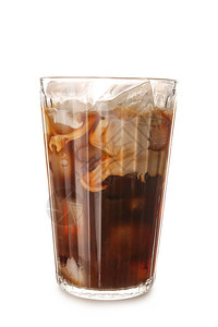 白色背景中的一杯美味冰咖啡背景图片
