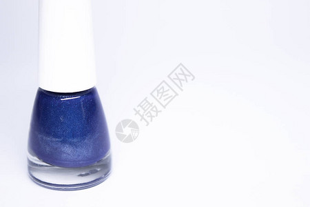 一瓶白色背景上的蓝色指甲油指甲油指甲修指甲概念隔图片