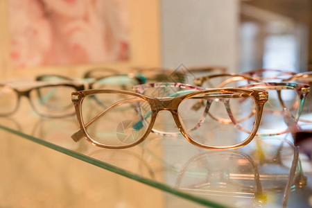 光学商店墙上挂有时装眼镜架子的玻璃杯展出的背景图片