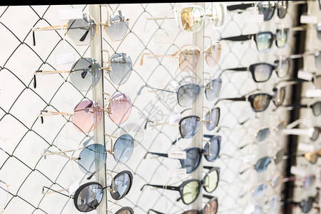 许多镜行在光学零售店眼镜店陈列架上的不同眼镜架种类繁多为户外步行提图片
