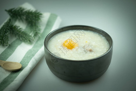 大米粥或加猪肉和鸡蛋的背景图片