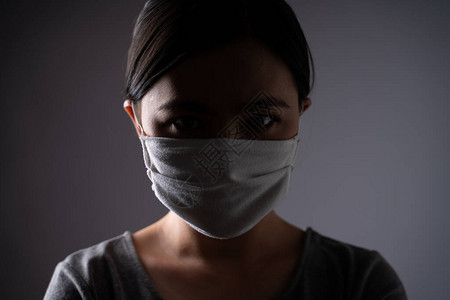 身戴防护面具的亚裔妇女为了保护疾病图片