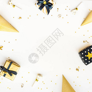 各种黑色白色和金色设计的礼品盒和派对配件的顶部视图图片