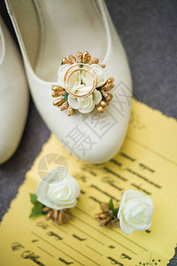 白色新娘鞋上的金婚环婚图片