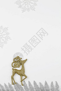 白色背景上有美丽的角黄色鹿请柬圣诞节庆祝活动xma和新年纸牌顶端视图图片