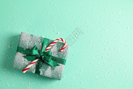 圣诞盒带糖果甘蔗和雪图片