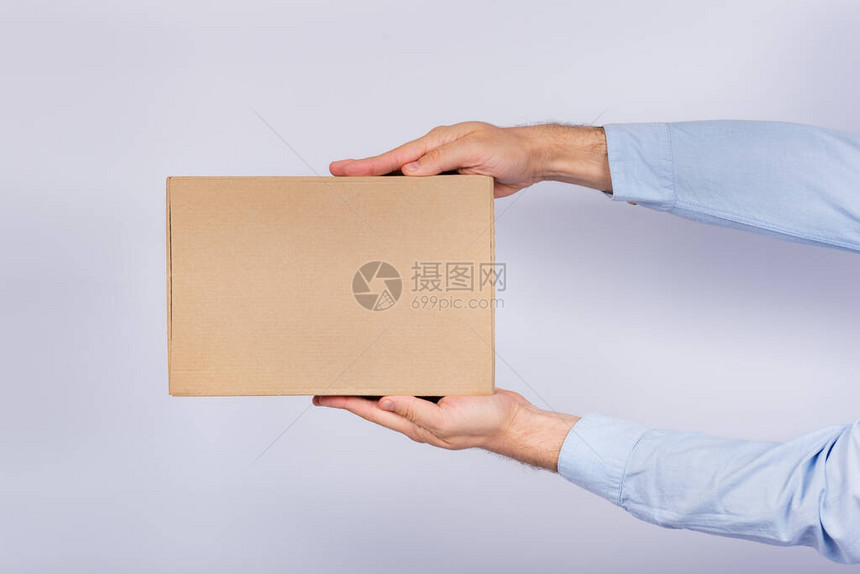 男人把箱子放在手臂上纸箱包裹图片
